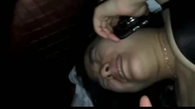 熟女偷情正爽时接电话 忍住内心的骚劲假装正经